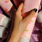 خرید نمک بدن هلویی بیوآکوا برای تمام افراد که پوست مرغی دارن