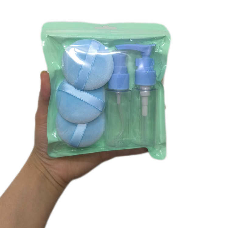 قیمت پک مسافرتی مراقبت پوستی و روتین پوستی رنگ آبی با یک ظرف اسپری و یک ظرف فشاری یا پمپی قفل دار