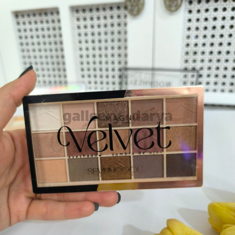 پالت سایه ۱۵ رنگ برند رولوشن Revolution مدل Velvet Rose