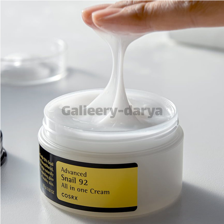 نمای نزدیک از کرم مرطوب کننده. برند کوزارکس Cosrx. با بافتی سبک. کاملا اصل و اورجینال.