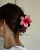 کلیپس موی ترند پینترستی پلومریا سایز متوسط رنگ هلویی طرح گل بدون آسیب زدن به مو.