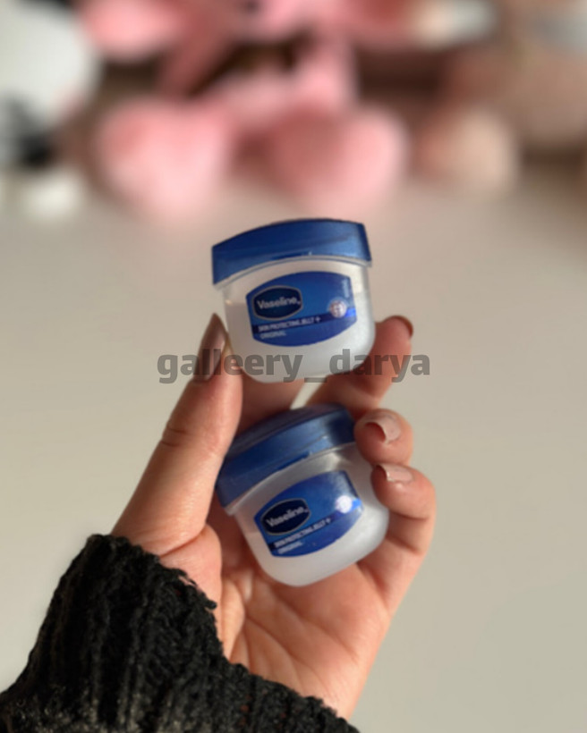 خرید اینترنتی مینی وازلین مخصوص لب فاقد رنگ. حاوی ویتامینE و شیباتر. نرمکنندگی و حفظ رطوبت لب. در گالری دریا